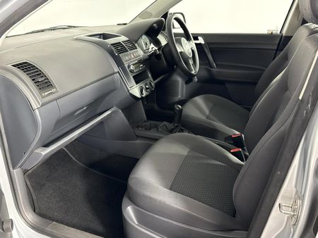 2011-Volkswagen-Polo-Vivo-14-Trendline-5-dr_8
