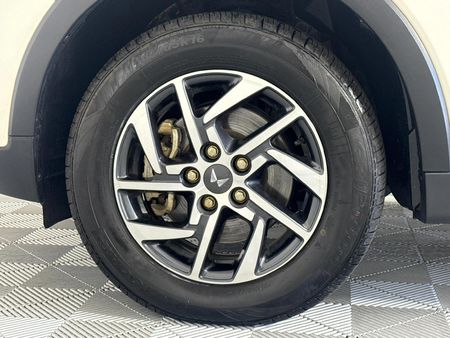 2023-Mahindra-XUV-300-15D-W8_3