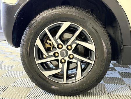 2023-Mahindra-XUV-300-15D-W8_6