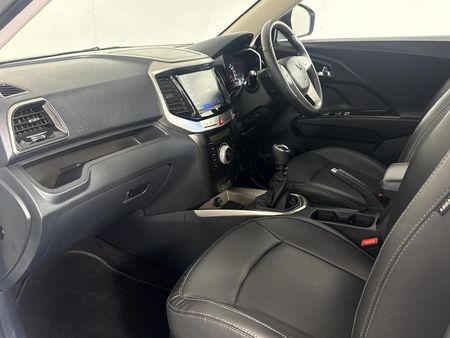 2023-Mahindra-XUV-300-15D-W8_7