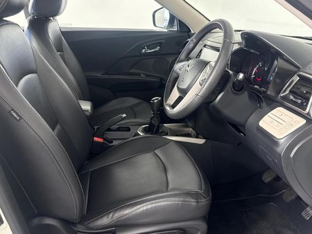2023-Mahindra-XUV-300-15D-W8_8