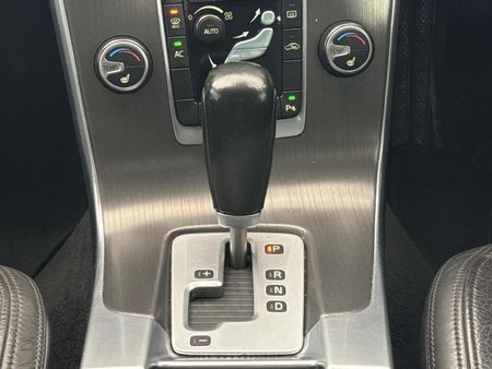 2011-Volvo-S60-T6-R-Design-Auto_10