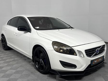 2011-Volvo-S60-T6-R-Design-Auto_16