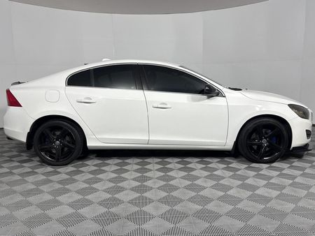 2011-Volvo-S60-T6-R-Design-Auto_17