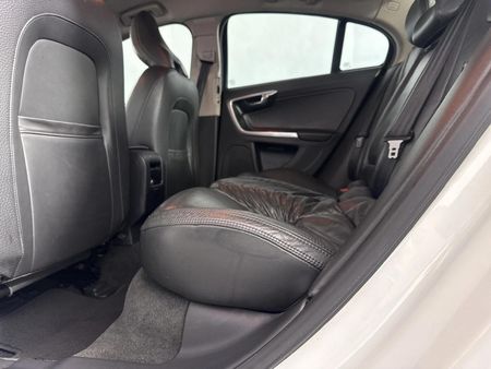2011-Volvo-S60-T6-R-Design-Auto_3