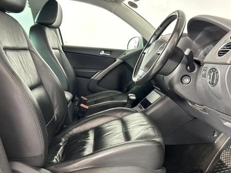 2009-Volkswagen-Tiguan-20-TDI-Track-Field-4Motion-Auto_9