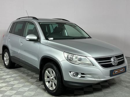 2009-Volkswagen-Tiguan-20-TDI-Track-Field-4Motion-Auto_16
