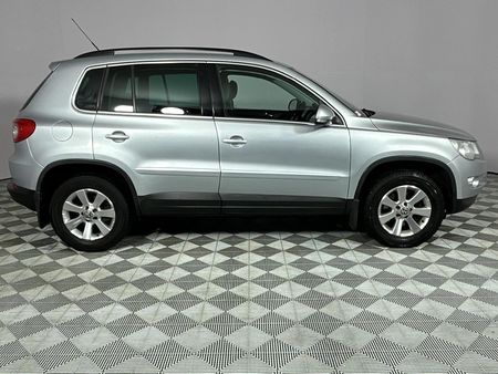 2009-Volkswagen-Tiguan-20-TDI-Track-Field-4Motion-Auto_17