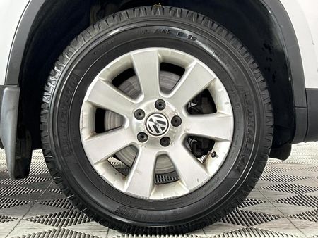2009-Volkswagen-Tiguan-20-TDI-Track-Field-4Motion-Auto_5