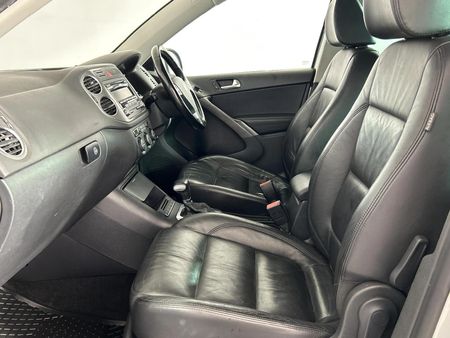 2009-Volkswagen-Tiguan-20-TDI-Track-Field-4Motion-Auto_8