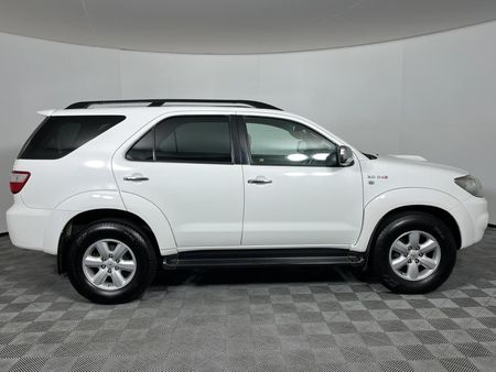 2010-Toyota-Fortuner-30-D-4D-Raised-Body-Auto_16