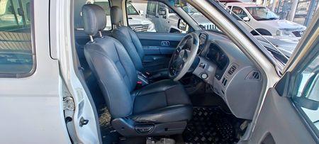2011-Nissan-NP300-25-TDi-Double-Cab_5