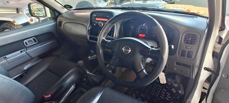 2011-Nissan-NP300-25-TDi-Double-Cab_7