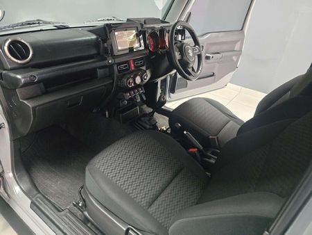 2019-Suzuki-Jimny-15-GLX_14