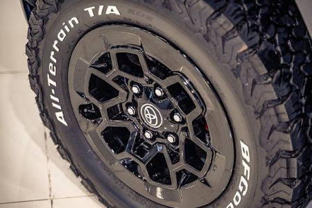 2026-Toyota-Hilux-28GD-6-GR-Sport-Double-Cab-4x4_10