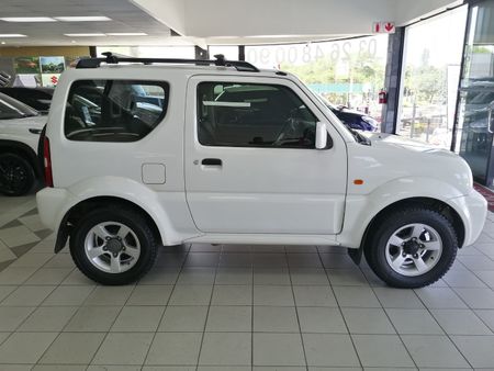 2010-Suzuki-Jimny-13_3