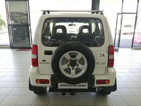 2010-Suzuki-Jimny-13_5