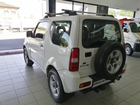 2010-Suzuki-Jimny-13_6
