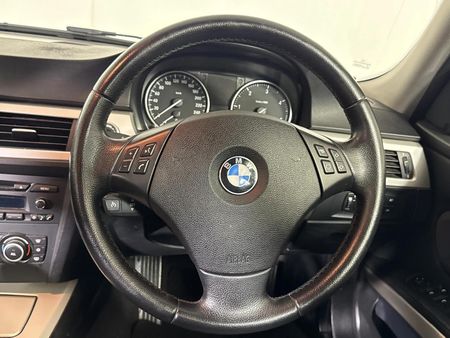2010-BMW-3-Series-320d-Innovation-Auto_11