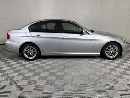 2010-BMW-3-Series-320d-Innovation-Auto_16