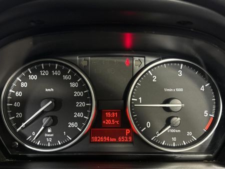 2010-BMW-3-Series-320d-Innovation-Auto_2