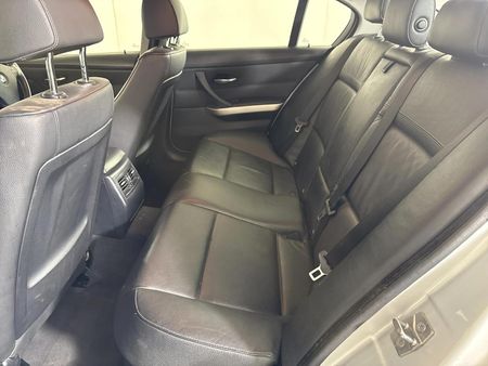 2010-BMW-3-Series-320d-Innovation-Auto_3
