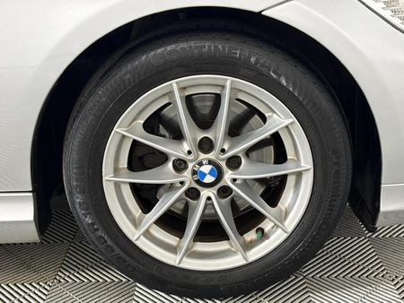 2010-BMW-3-Series-320d-Innovation-Auto_5