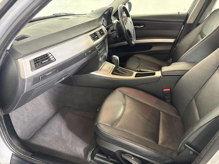 2010-BMW-3-Series-320d-Innovation-Auto_8
