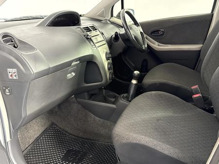 2009-Toyota-Yaris-T3-5-dr_8