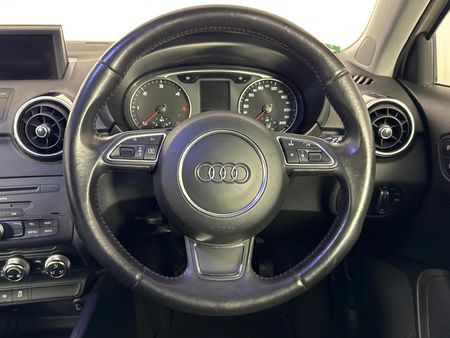 2011-Audi-A1-16-TDI-Ambition_11