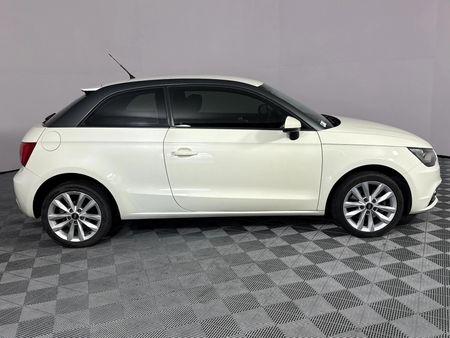 2011-Audi-A1-16-TDI-Ambition_16