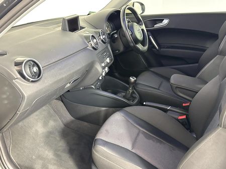2011-Audi-A1-16-TDI-Ambition_7