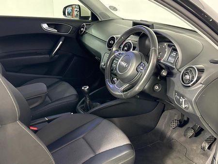 2011-Audi-A1-16-TDI-Ambition_8