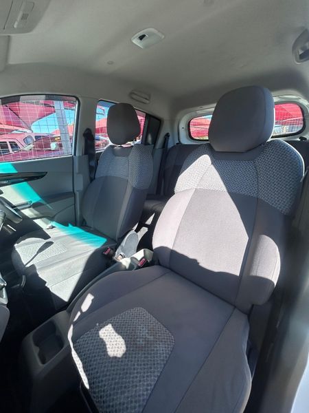 2016-Mahindra-KUV-100-12-K6_8