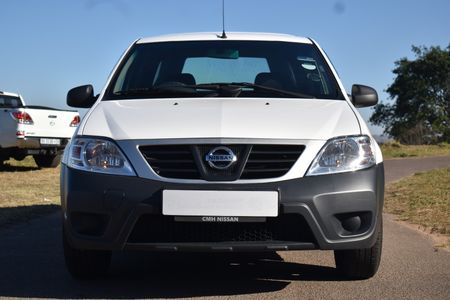 2023-Nissan-NP200-16_1