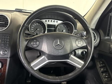 2011-Mercedes-Benz-ML-500-Auto_11