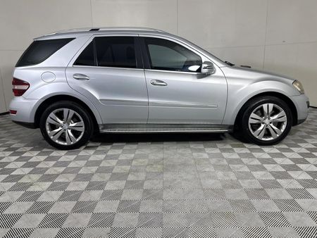 2011-Mercedes-Benz-ML-500-Auto_16
