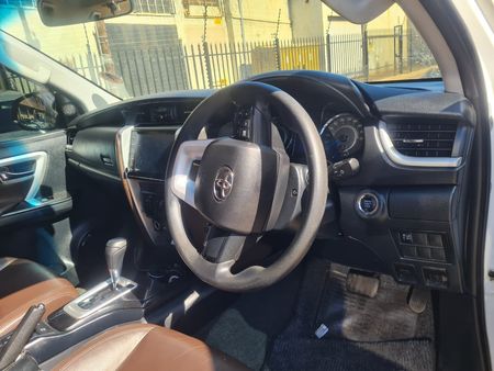 2020-Toyota-Fortuner-24_10