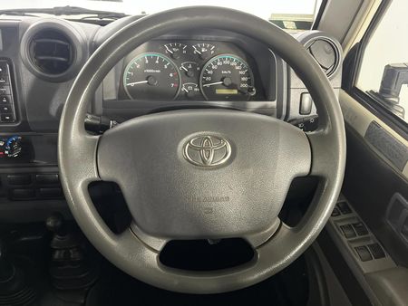 2014-Toyota-Land-Cruiser-79-40-Double-Cab_11