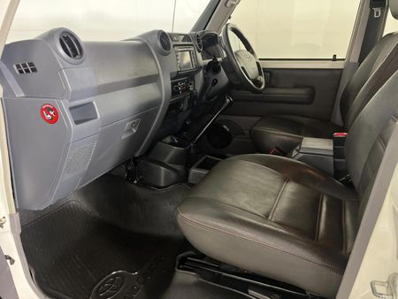 2014-Toyota-Land-Cruiser-79-40-Double-Cab_8