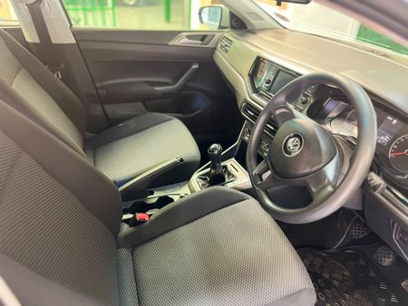 2019-Volkswagen-Polo-10-TSI-Trendline_10