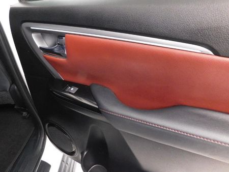 2025-Toyota-Fortuner-28-GD-6-RB-Auto_17