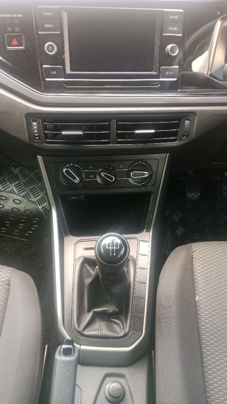 2019-Volkswagen-Polo-10-TSI-Trendline_17