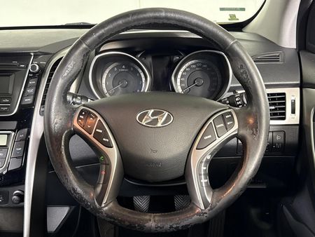 2014-Hyundai-i30-16-GLS-Premium_11
