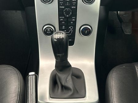 2013-Volvo-C30-20-Essential_9