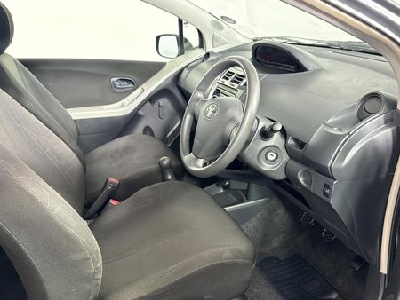 2011-Toyota-Yaris-Zen1-3-dr_8