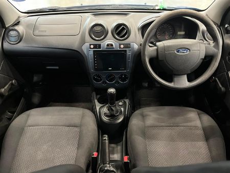 2015-Ford-Figo-14-Ambiente_9