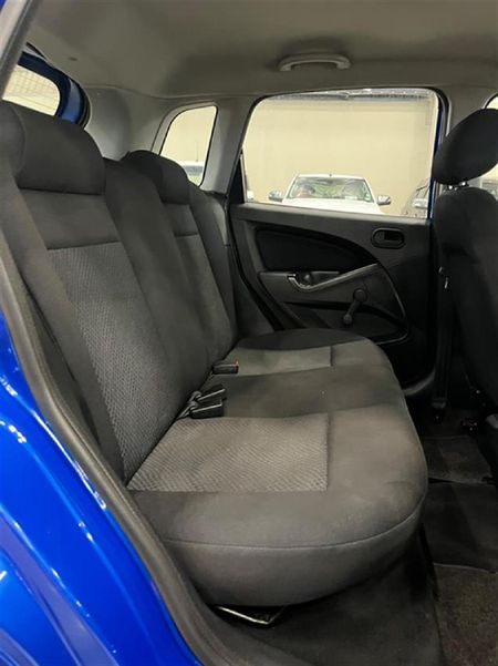 2015-Ford-Figo-14-Ambiente_11