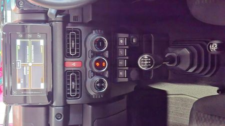 2022-Suzuki-Jimny-15-GLX_10