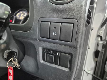 2015-Suzuki-Jimny-13-Auto_16